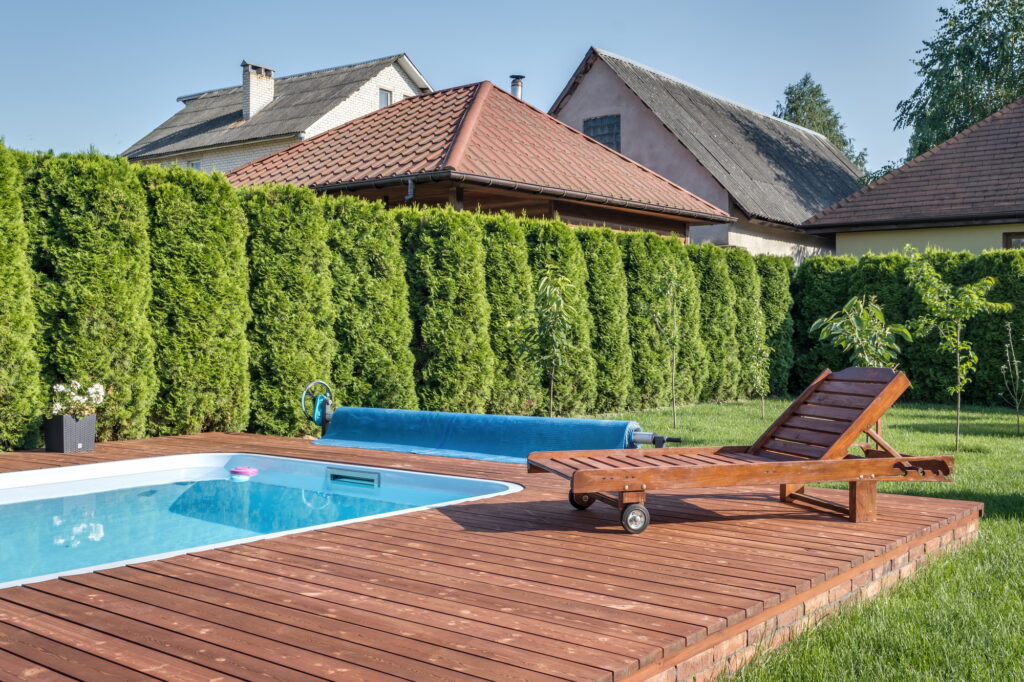 un adhesivo en la piscina